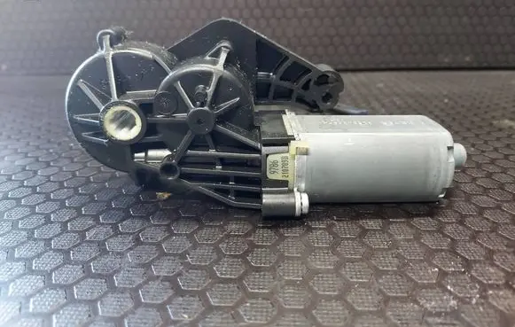 Mercedes-Benz C W204 Seat adjustment motor 0390203369
