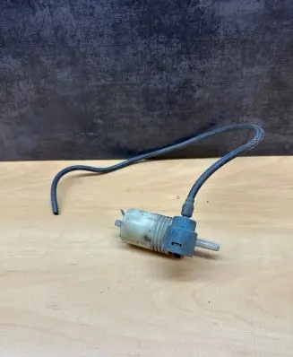 Volkswagen PASSAT B5 Windscreen/windshield washer pump 333955651