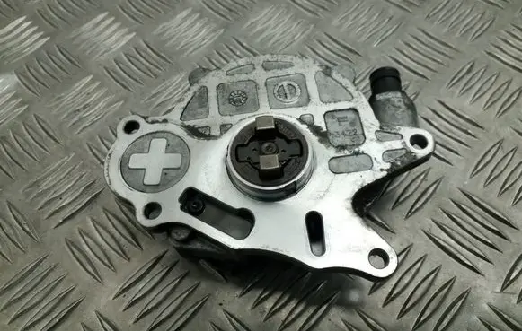 Volkswagen Golf VI Vacuum pump 03L145100G