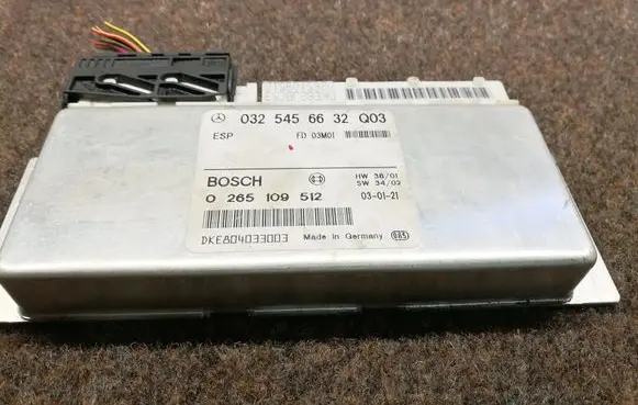 Mercedes-Benz E W211 Air suspension control unit module (rear) 0265109512 0325456632