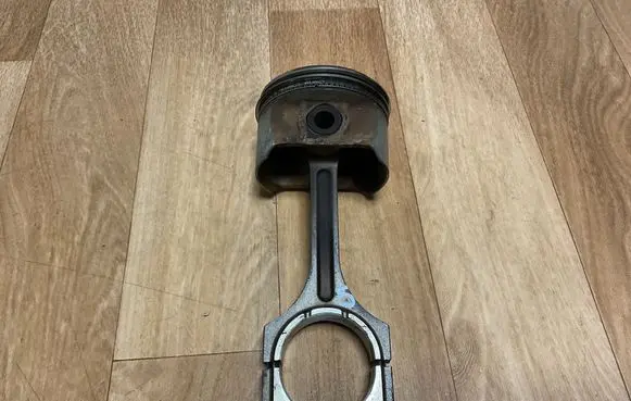Hyundai Coupe Piston with connecting rod 