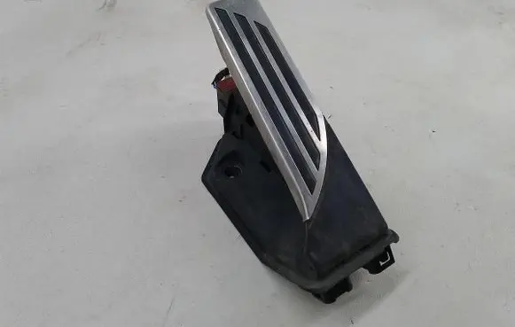 Accelerator throttle pedal