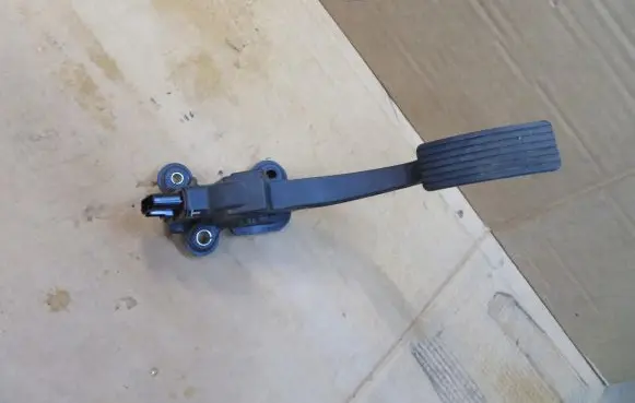 Mitsubishi Outlander Accelerator throttle pedal 1600A116