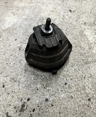 BMW 5 E60 E61 Engine mount bracket 6769874