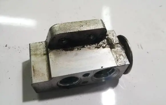 Volkswagen PASSAT B6 Air conditioning (A/C) expansion valve CZ4475002250