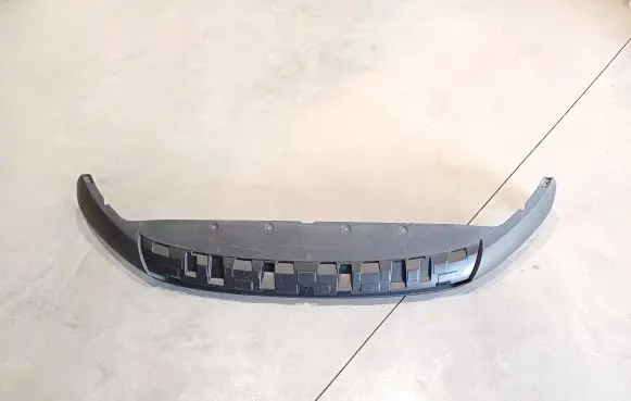 Front bumper lip