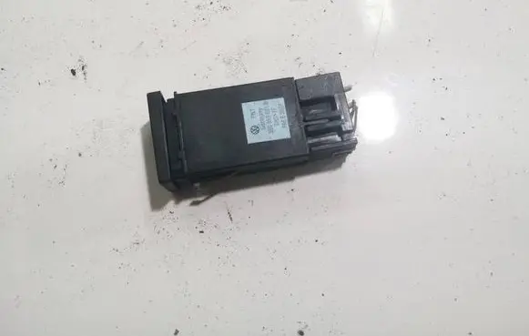 Volkswagen PASSAT B5 Windscreen/window heater switch 3B0959621B