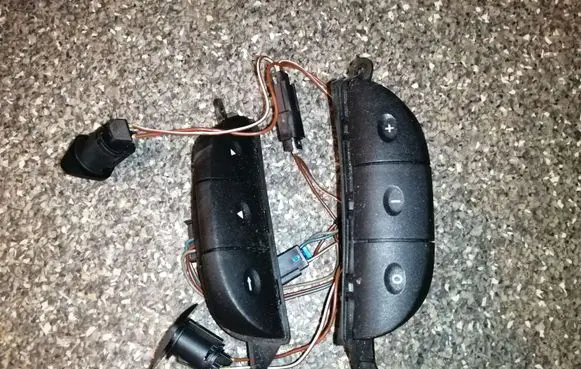Opel Zafira A Steering wheel buttons/switches 90561159