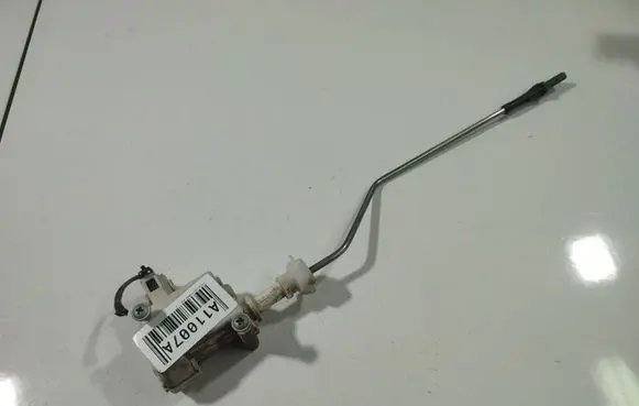 Volkswagen PASSAT B6 Central locking motor 0132N10805