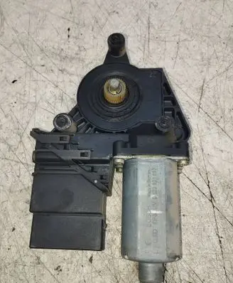 Volkswagen PASSAT B5.5 Rear door window regulator motor 105406301 S0004130302
