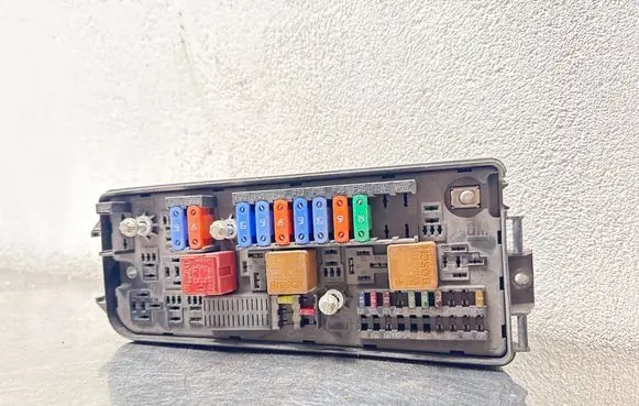 Opel Signum Fuse module 13170899 00525430 519066104