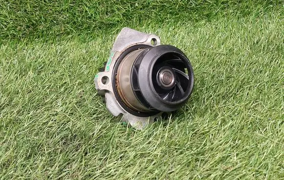 Volkswagen Golf V Water pump 045121019D 038121031F