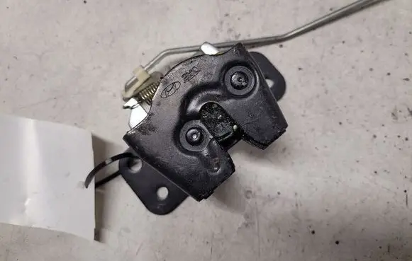 Hyundai Tucson JM Tailgate window lock/catch/latch