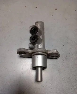 Volkswagen PASSAT B5 Master brake cylinder