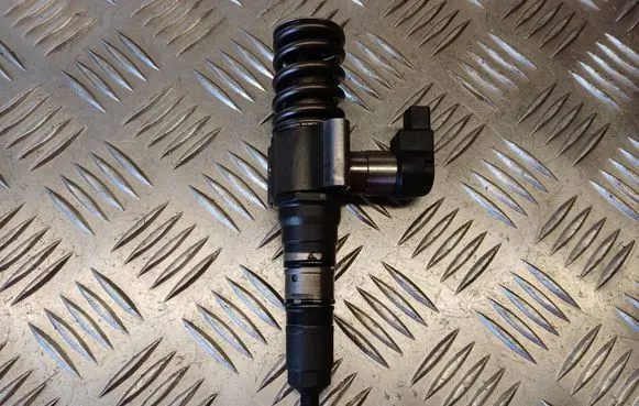 Volkswagen PASSAT B6 Fuel injector 03G130073S