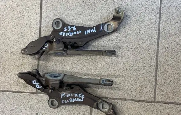 Engine bonnet/hood hinges