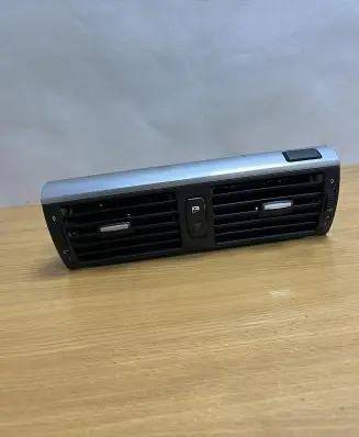 BMW X5 E70 Quarter panel pressure vent 922010105 D4911
