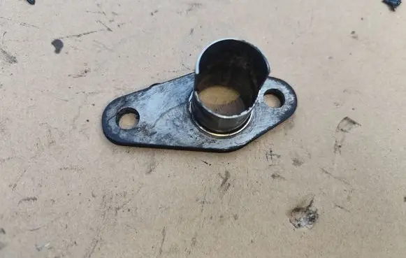 Nissan Primera Intercooler pipe mounting bracket 