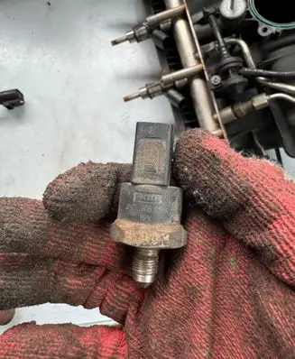 Volkswagen Golf V Fuel pressure sensor 06D906051A