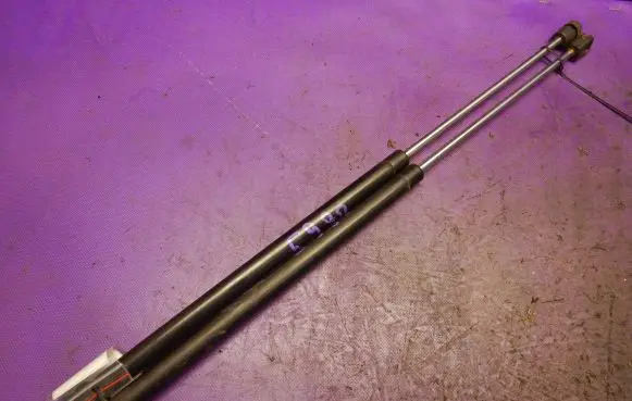 Volkswagen Golf IV Tailgate strut 