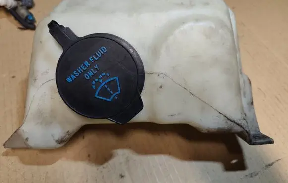 Windshield washer fluid reservoir/tank