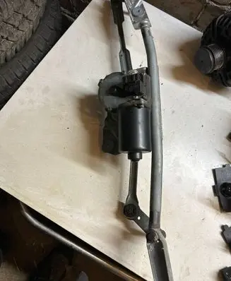 Volvo XC90 Front wiper linkage and motor 31250091