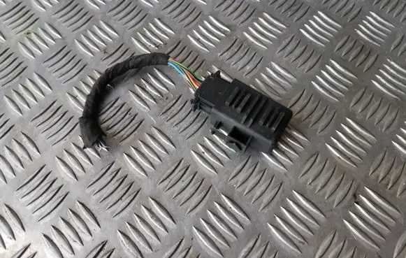 Volkswagen Golf VI Seat heating relay 1K0959772