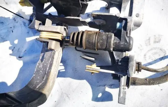 Volkswagen PASSAT B5 Clutch master cylinder 8E1721401
