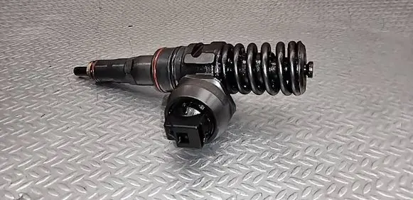 Volkswagen PASSAT B5.5 Fuel injector 038130073AJ