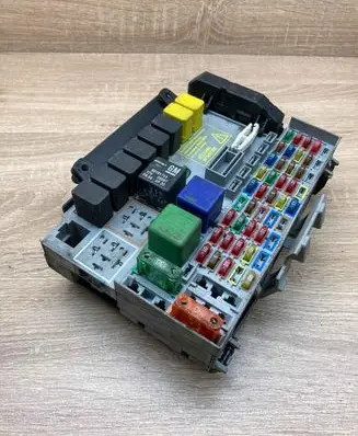 Opel Zafira A Fuse module 24412497