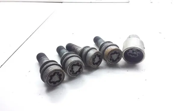 Volkswagen Touareg I Nuts/bolts 