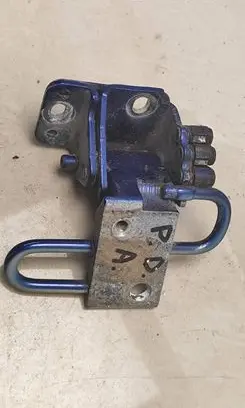 Volkswagen PASSAT B5.5 Front door lower hinge 4B0831412B