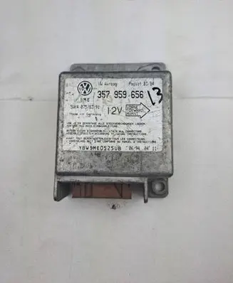 Volkswagen PASSAT B4 Airbag control unit/module 357959656 5WK40758391