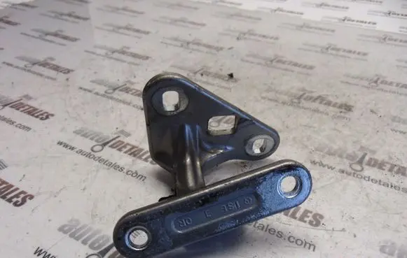 Mercedes-Benz E W211 Front door upper hinge