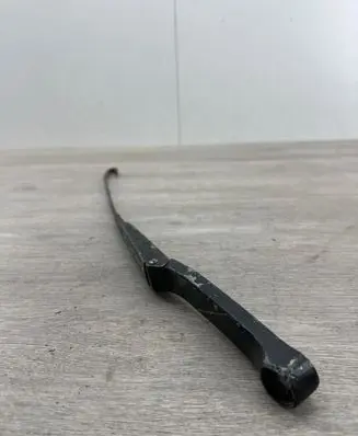 Front wiper blade arm