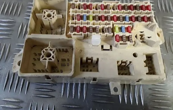 Jaguar S-Type Fuse module 1R8T14A067AB
