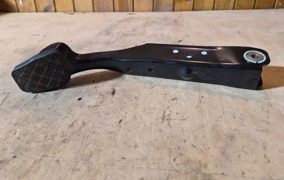 Volkswagen Touran I Brake pedal 230205