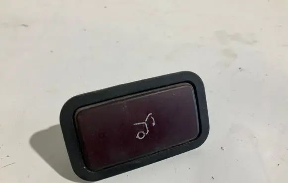 Mercedes-Benz E W211 Tailgate/boot open switch button 2118219551