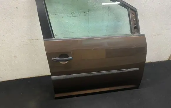 Volkswagen Touran II Front door 