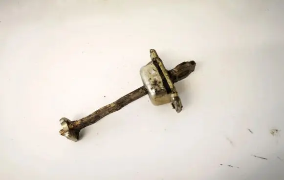 Volkswagen PASSAT B3 Rear door check strap stopper