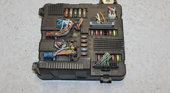 Renault Megane II Fuse module 8200306033C S118399300L 05174