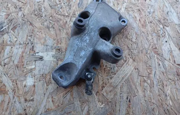 BMW 1 E81 E87 Engine mounting bracket 6776529