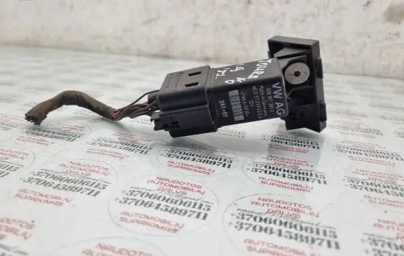 Volkswagen Touran I Glow plug pre-heat relay 038907281D