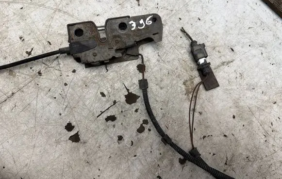 Volkswagen Golf V Engine bonnet/hood lock/catch