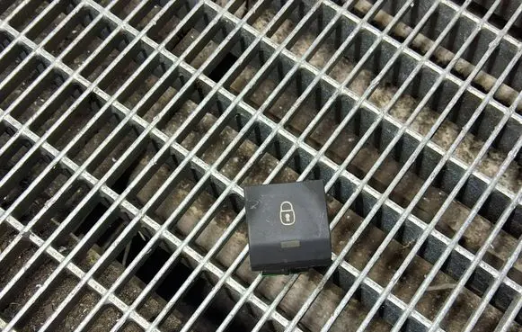 Citroen C4 III e-C4 Central locking switch button 9835303780