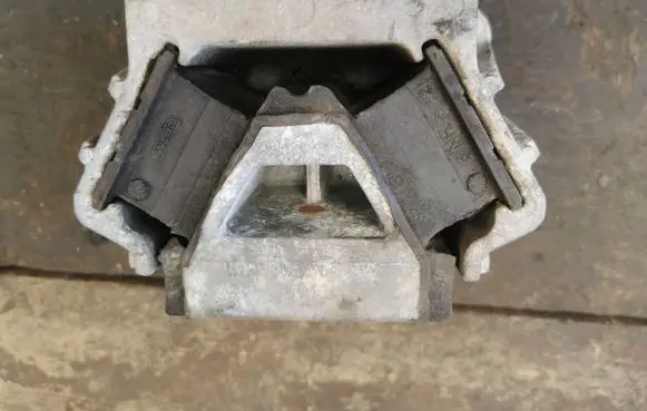 Mercedes-Benz C W204 Engine mount bracket 9402401118