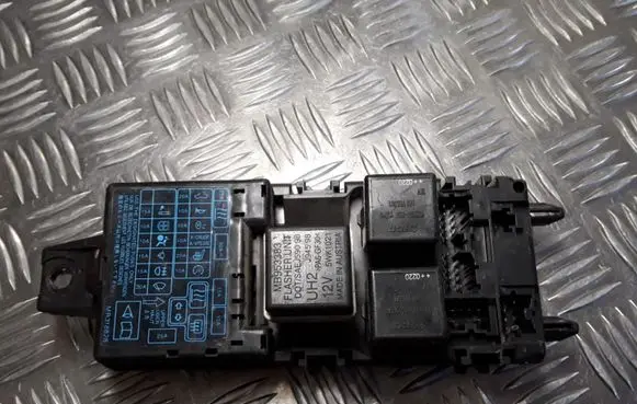 Mitsubishi Carisma Fuse module MR318828