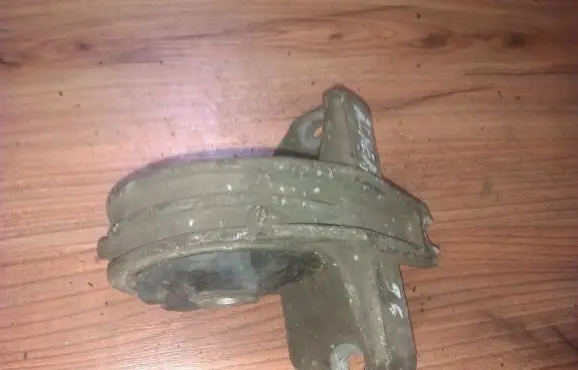 Nissan Almera Engine mount bracket