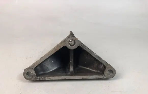 Subaru Outback Engine mounting bracket