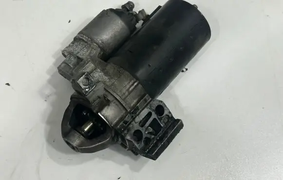BMW 5 G30 G31 Starter motor 8589891